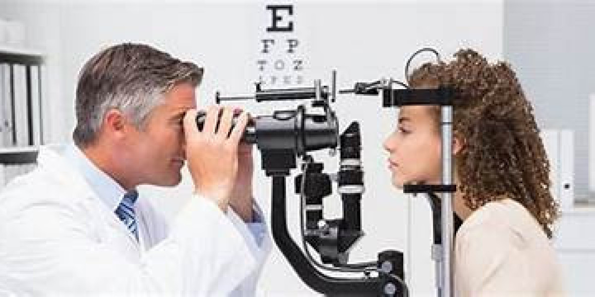 Experienced Eye Specialist Klang for Retina and Cornea Treatment