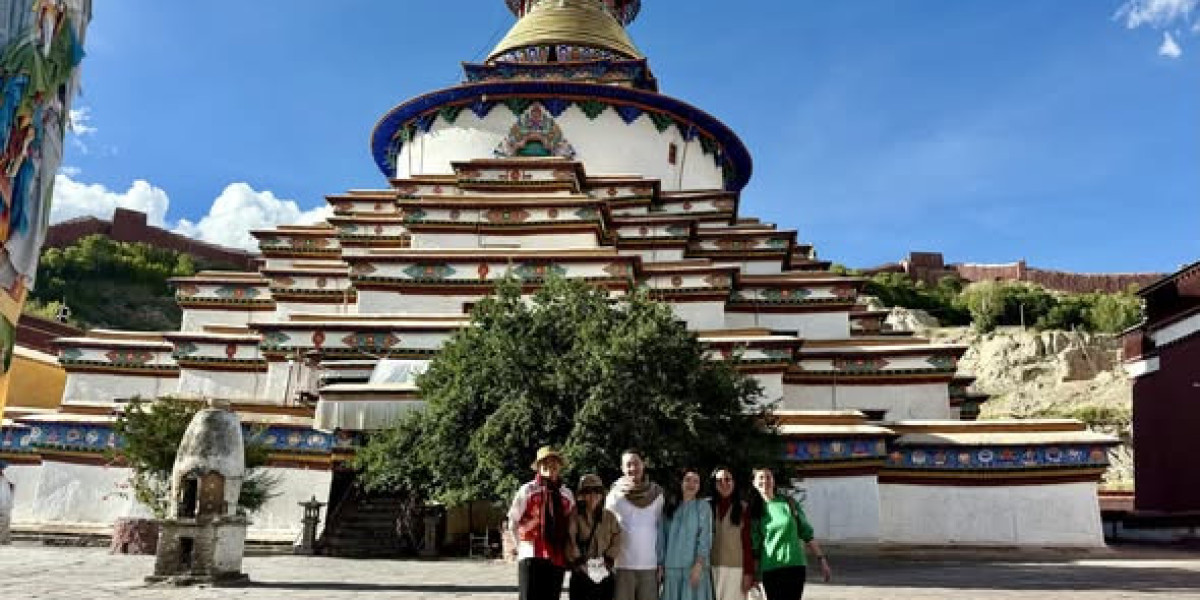 What Makes a Small Group Tibet Tour Better Than Traveling Alone?